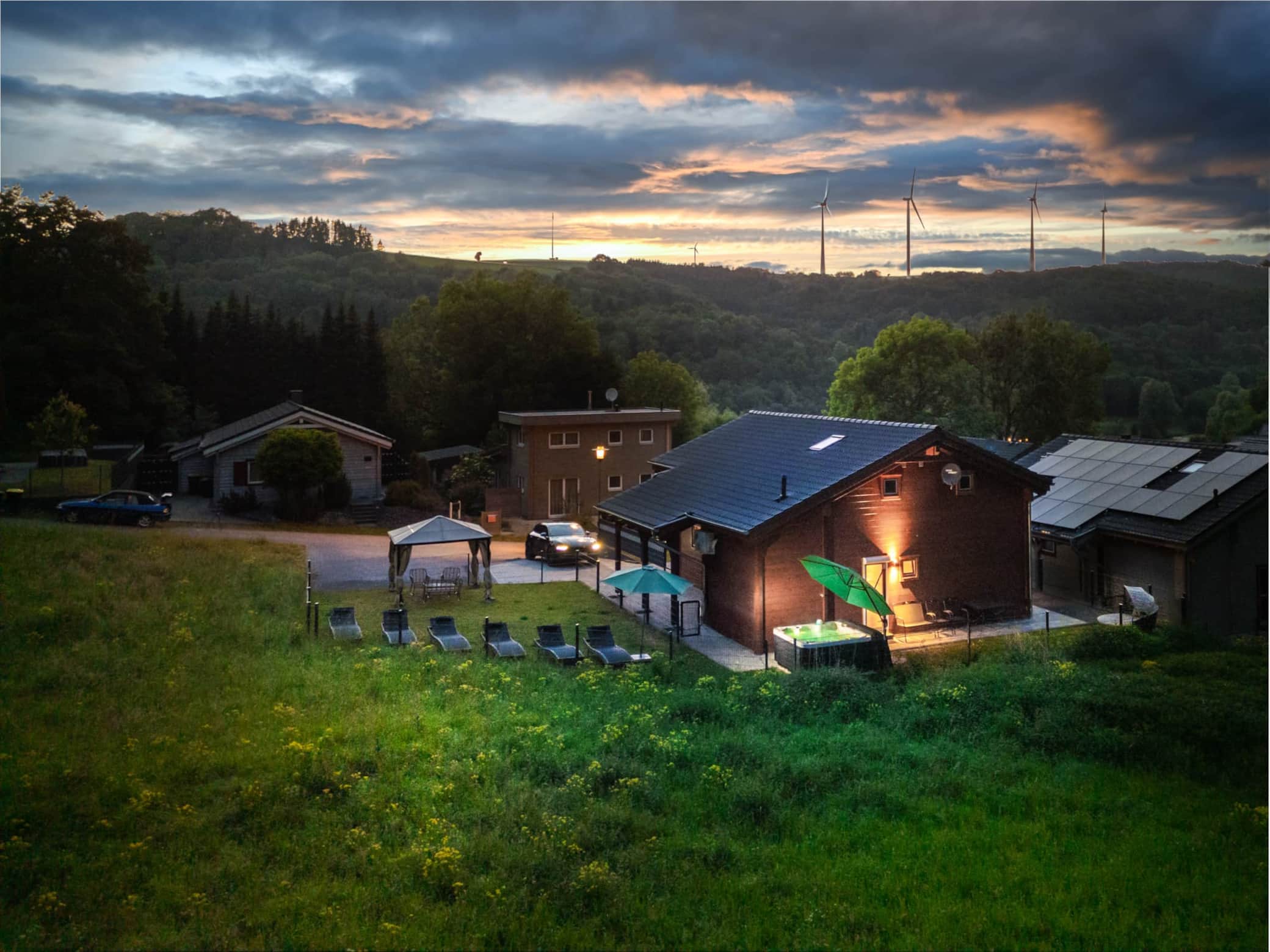 Ferienhäuser in der Eifel-Landschaft bei Abendlicht